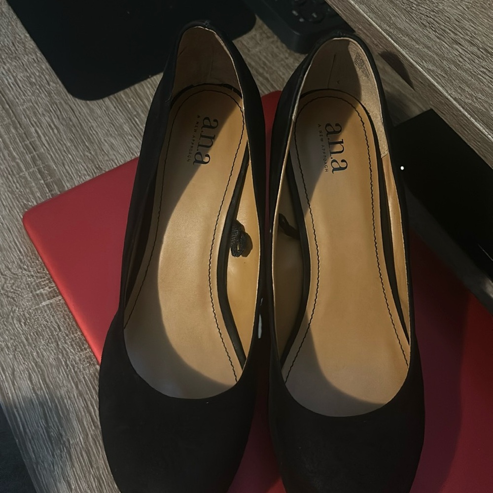 Women’s black wedged heels / Ana a New York Approach
